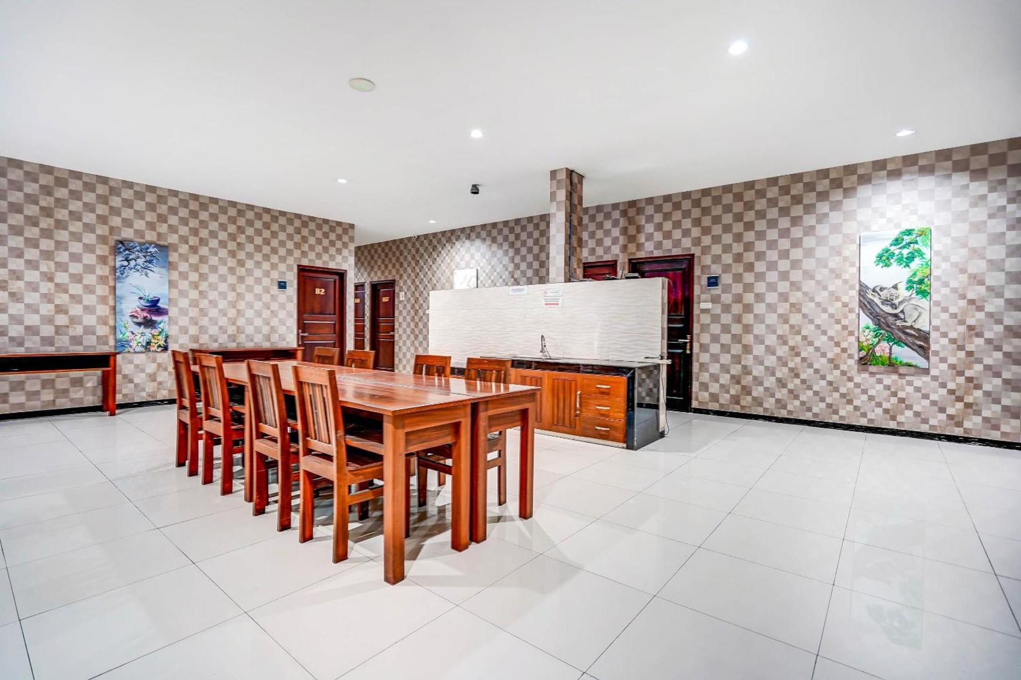 Oyo 90889 Dkb Residence Surabaya Luaran gambar