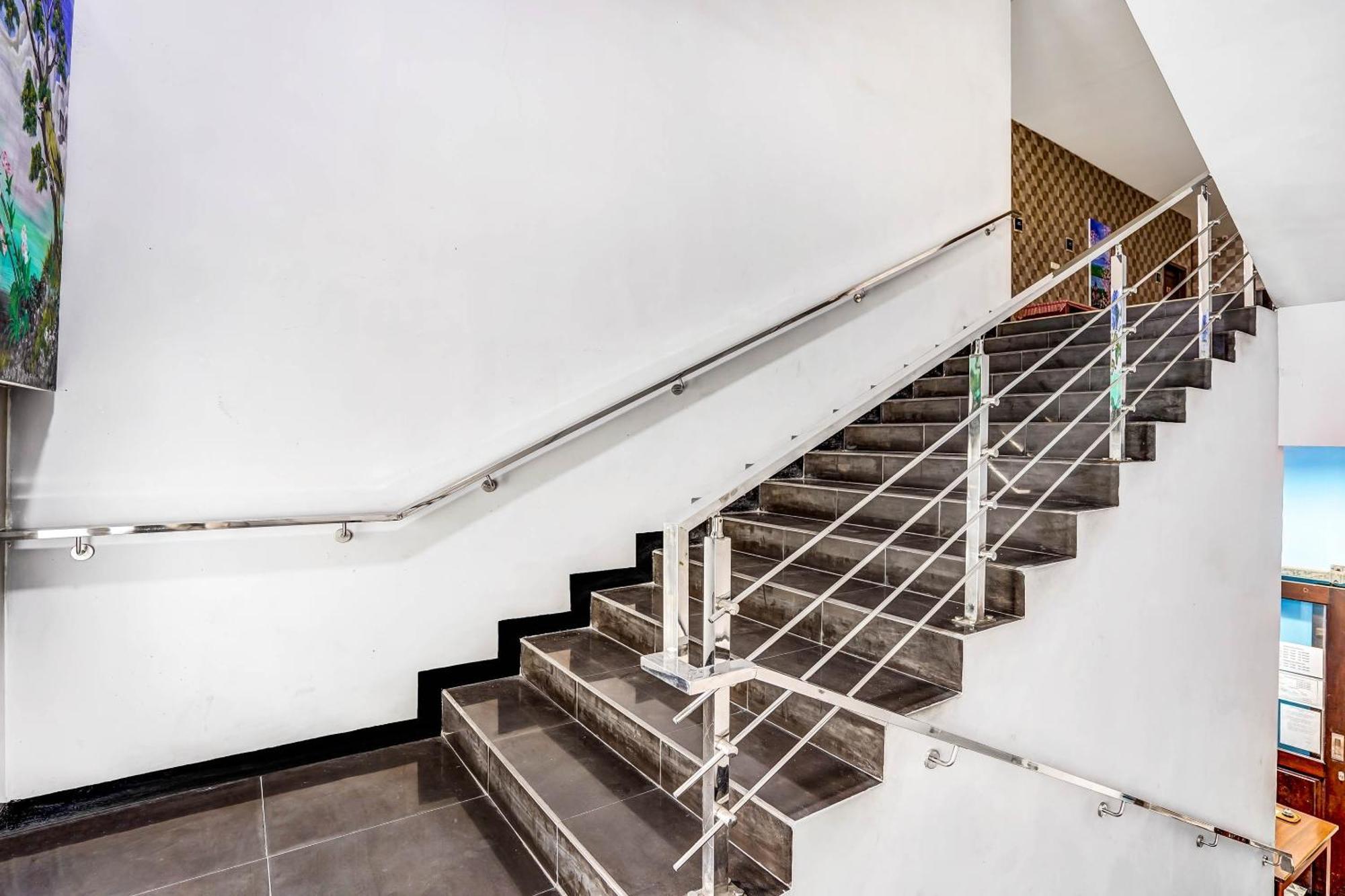 Oyo 90889 Dkb Residence Surabaya Luaran gambar