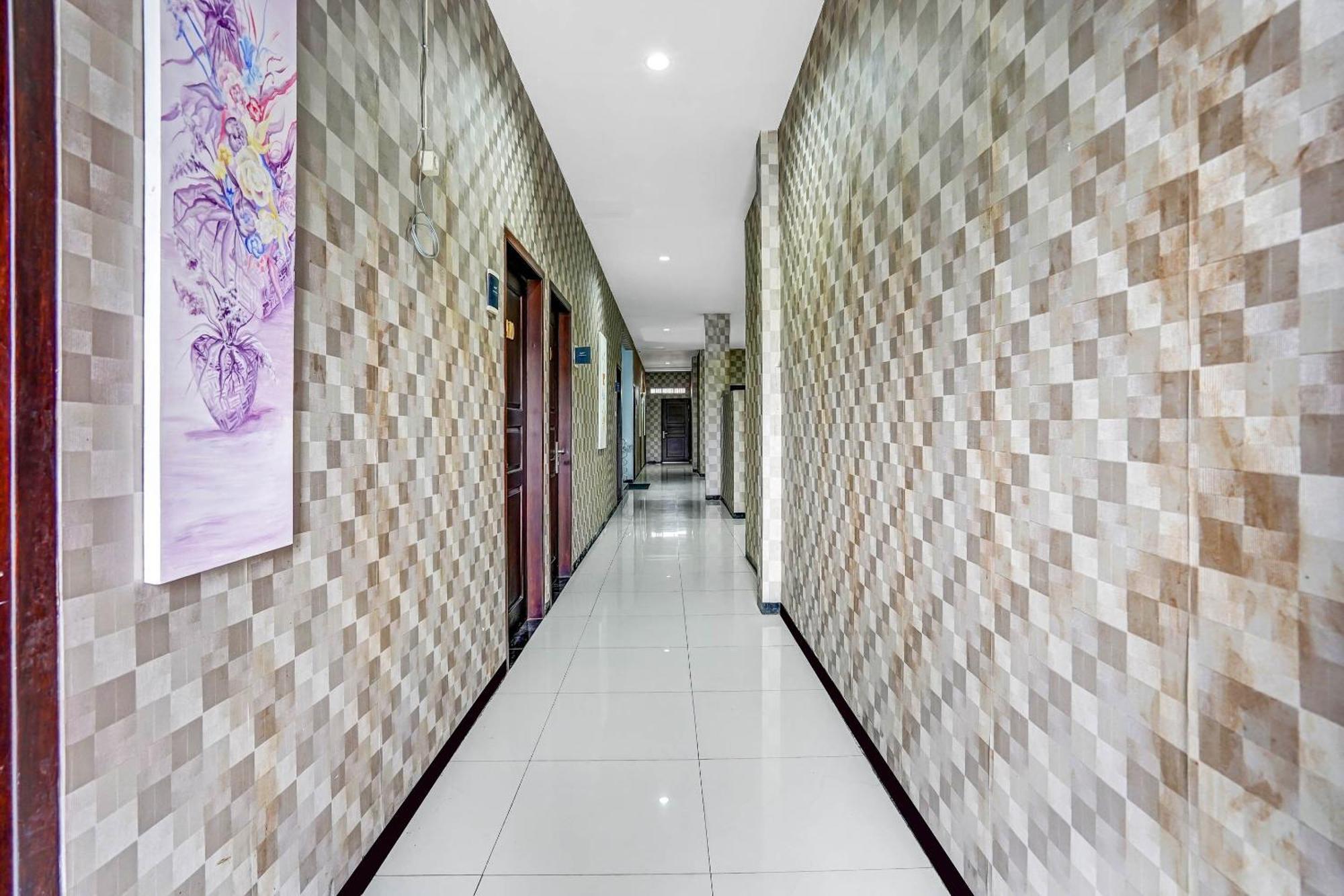 Oyo 90889 Dkb Residence Surabaya Luaran gambar